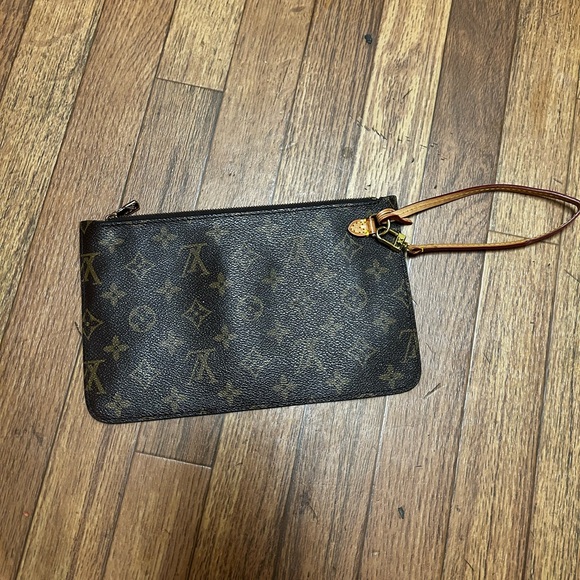 LOUIS VUITTON - Picture 2 of 8